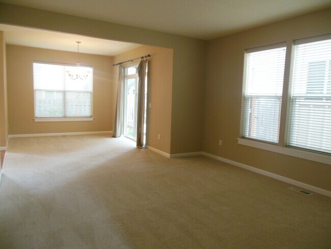 Foto del edificio - Beautiful Nicely Maintained Two Level Home...