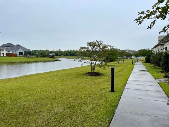 Building Photo - Fantastic 4 Bedroom on the Lake & includes...