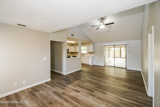 Foto del edificio - 8219 Crosswind Rd