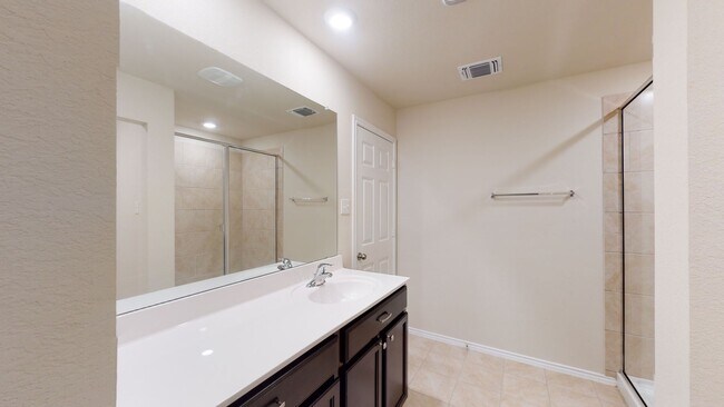 Building Photo - Amazing 3 bedroom, 2 bath, 2 car garage cl...