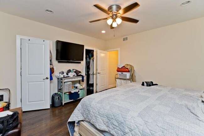 Building Photo - 4 bedroom in Chicago IL 60618