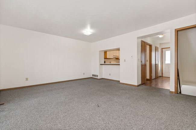 Building Photo - 1121 W Hillcrest Dr