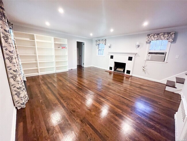 Foto del edificio - 114 Harbor Hill Rd