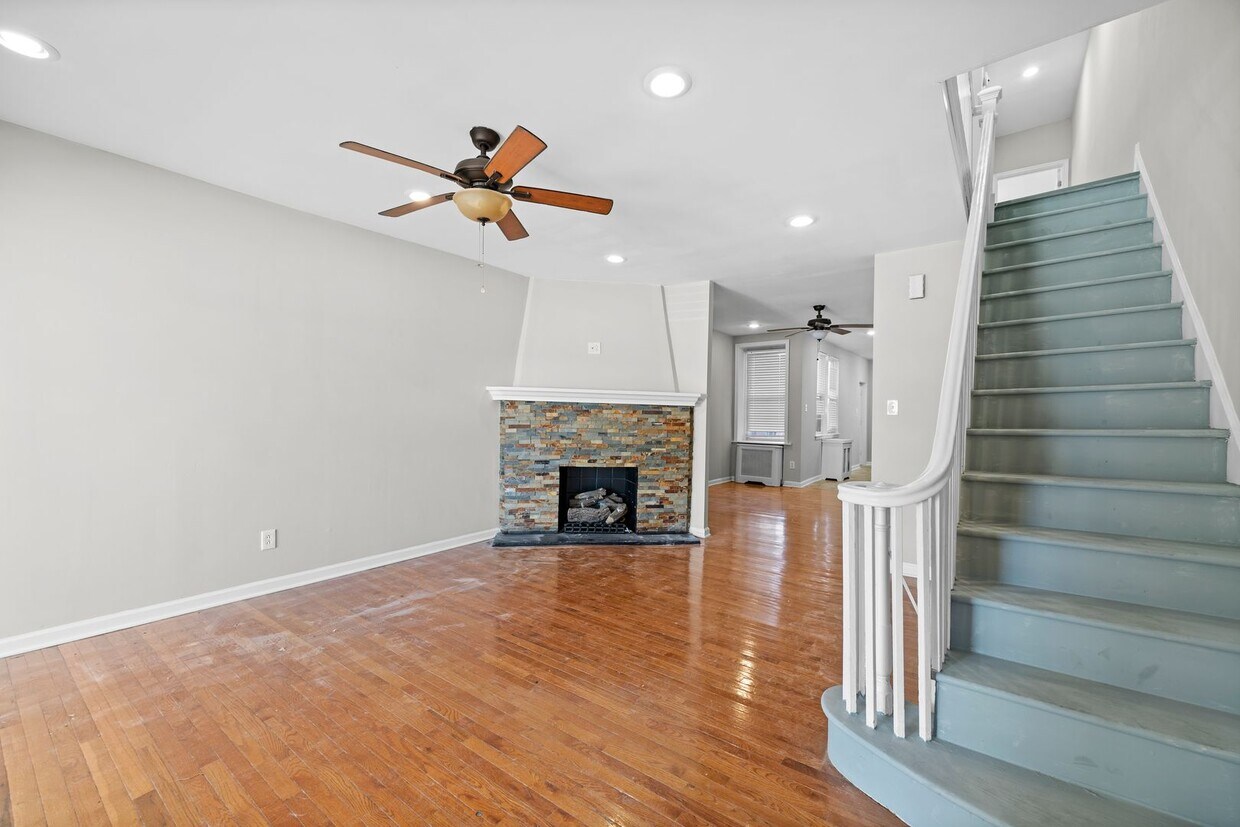 Primary Photo - ???LARGE 4 BEDROOMS AND 1.5 BATH HOME LOCA...
