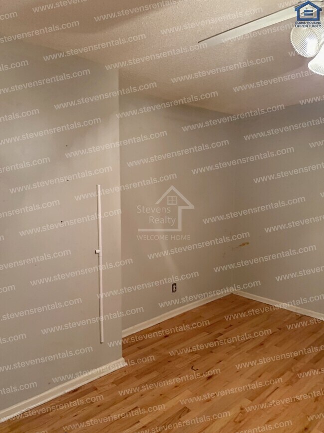 Building Photo - Expansive 4 bedroom Home