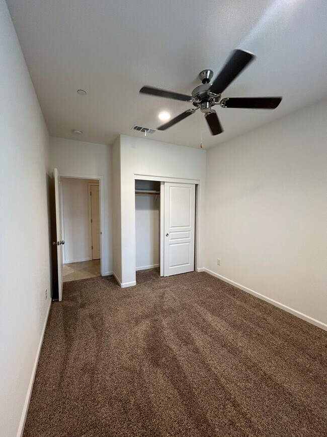 Building Photo - 4 Bedroom home! Coming soon NW Visalia!