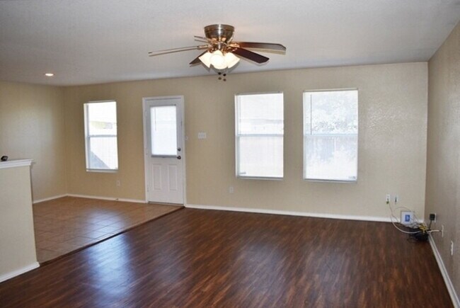 Foto del edificio - "Great 3-2-2 Home with Open Floor Plan and Spacious Backyard!"