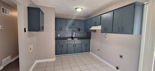 Building Photo - Nice Newly Renovated Home in Whitehaven - ...