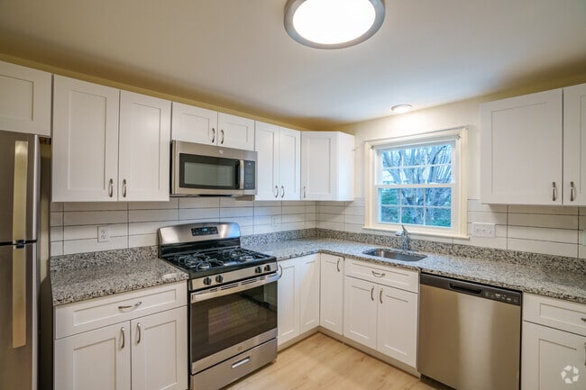 2BR, 1.5BA - 1,700SF - Kitchen - Wedgewood Common Apartments