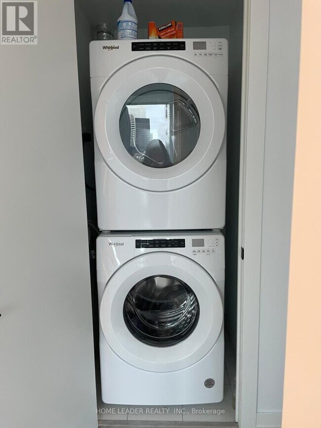 Photo du bâtiment - 327 King St W