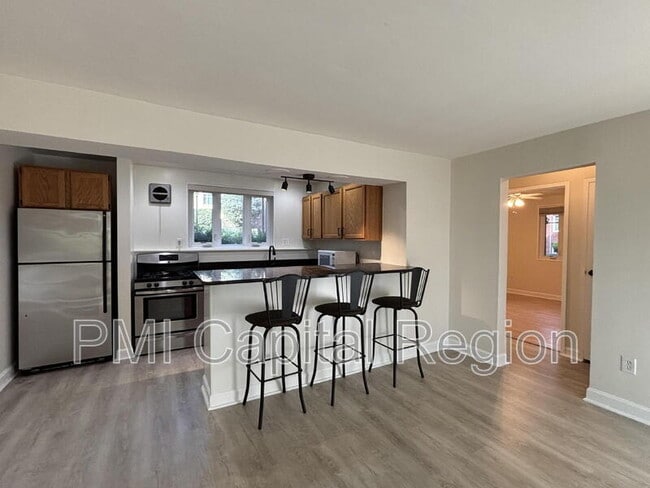 Foto del edificio - 10403 Montrose Ave