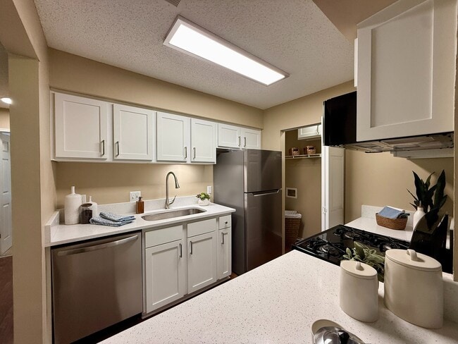 Fully equipped kitchen with granite counters & modern cabinetry - Vetra at Hamilton Place