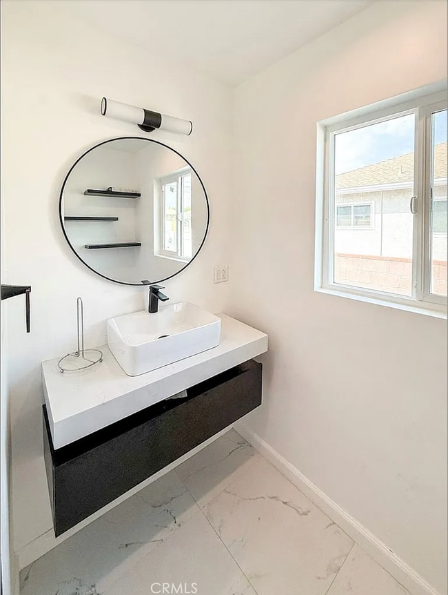 Foto del edificio - 10430 Densmore Ave