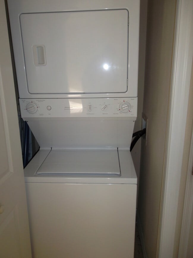 Foto del edificio - BEAUTIFUL TOWNHOME IN GATED COMMUNITY