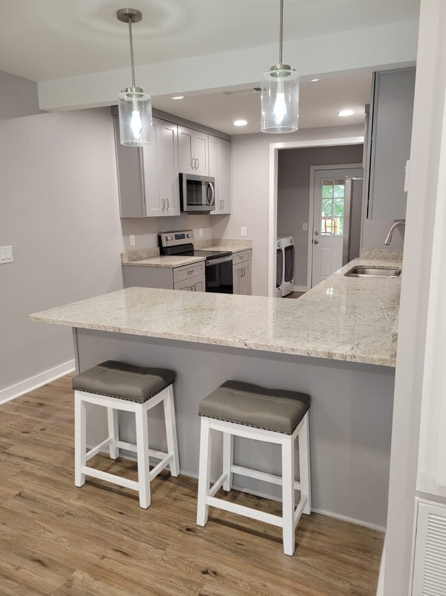 Building Photo - 922 E Magnolia Ave