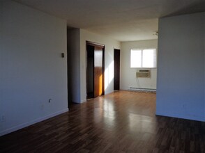 Building Photo - 713 Cedar Dr