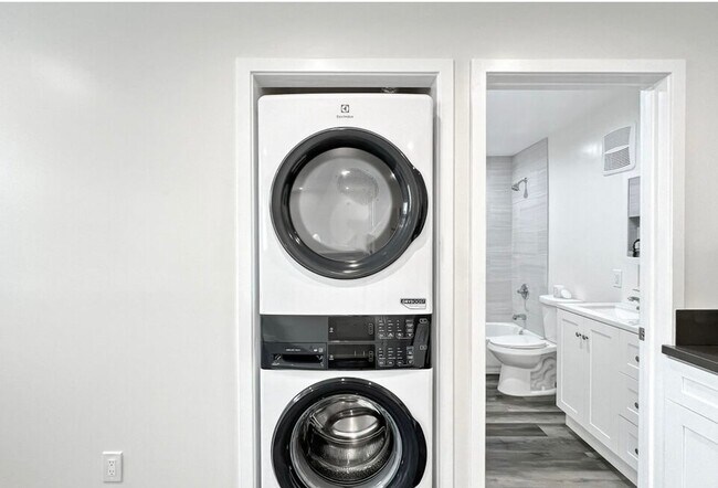 Building Photo - Peaceful 1 Bedroom Garden-Level Apartment ...