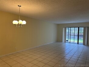 Building Photo - 310 Racquet Club Rd