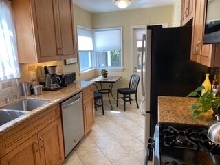 Kitchen Nook - 5407 Woodman Ave