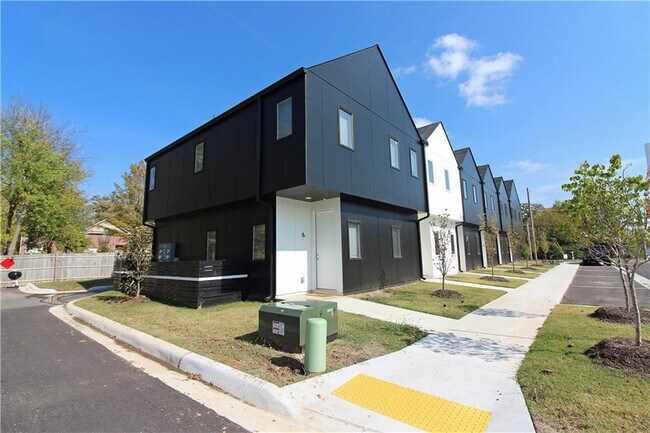 Building Photo - 600 SW 6th St