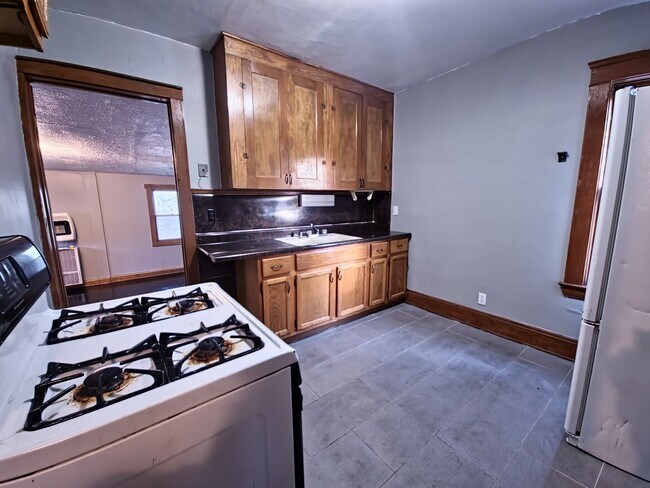 Building Photo - 4265 E 128th St, Cleveland, OH 44105