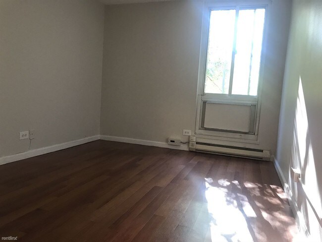 Building Photo - 4 br, 1.5 bath Apartment - 516 Main St #142