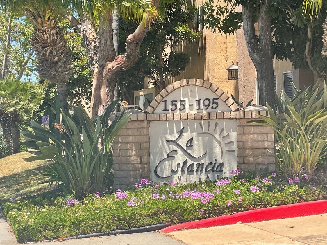Foto principal - Spacious upper unit ready for immediate mo...