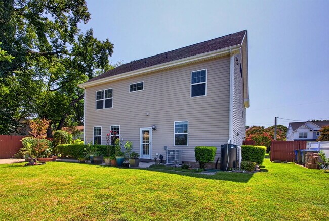 Foto del edificio - "Spacious 5-Bed featuring TWO PRIMARY SUITES with a beautiful backyard oasis in Norfolk!"