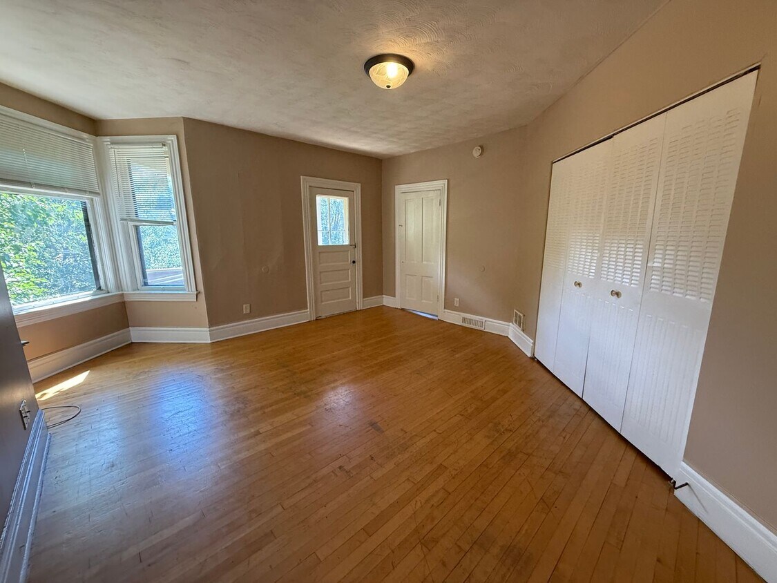 Foto principal - 719 Edmund Ave W
