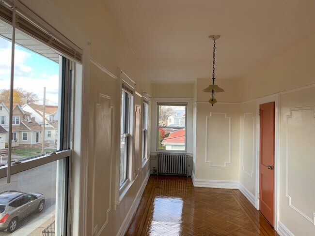 Building Photo - 957 E 39th St