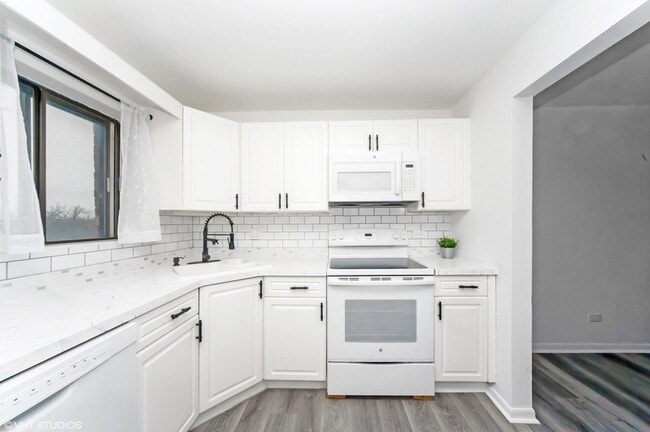 Building Photo - 960 S River Rd