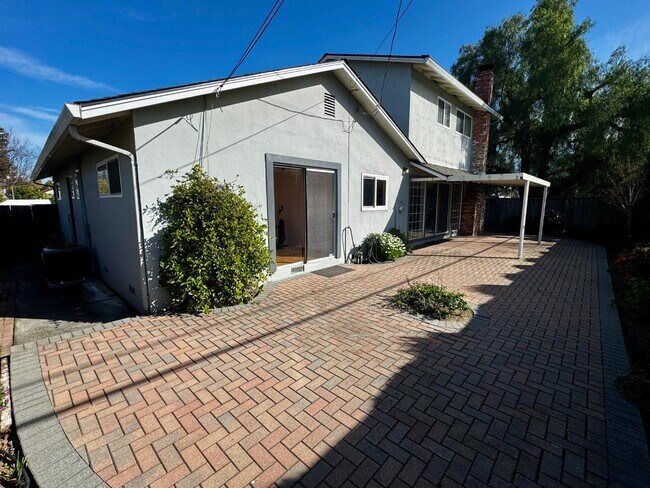 Foto del edificio - 5059 Bel Estos Dr