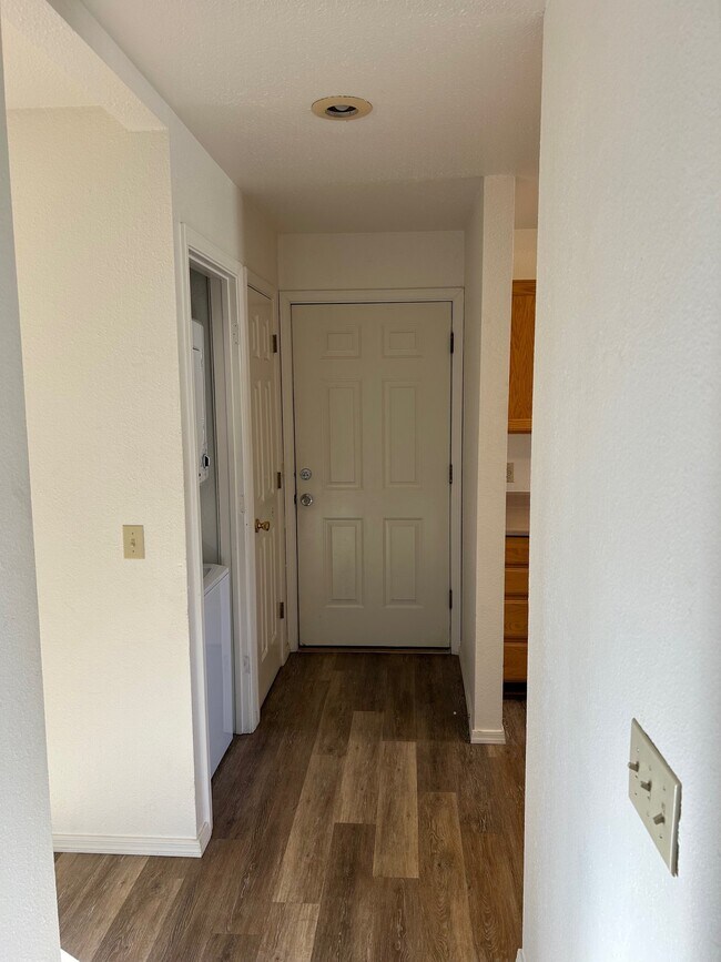 Foto del edificio - 400 Bent River Rd