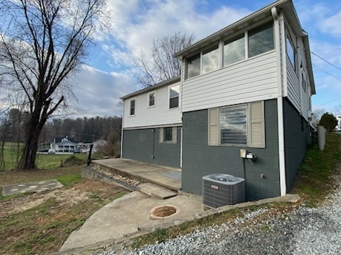 Building Photo - 2 Bedroom, 1 bath home with conditioned ba...