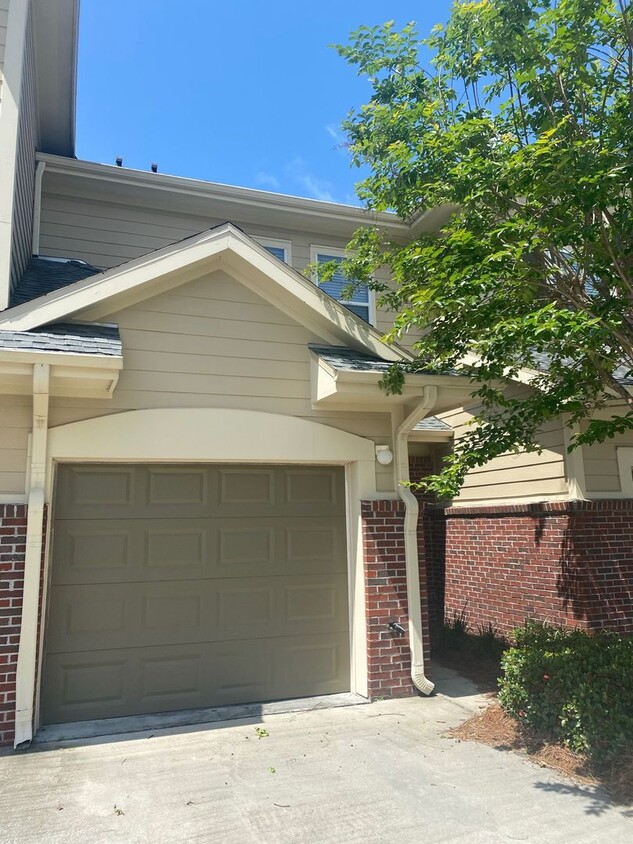 Foto principal - Spacious 2Bed/2.5Bath Townhome in the Gate...