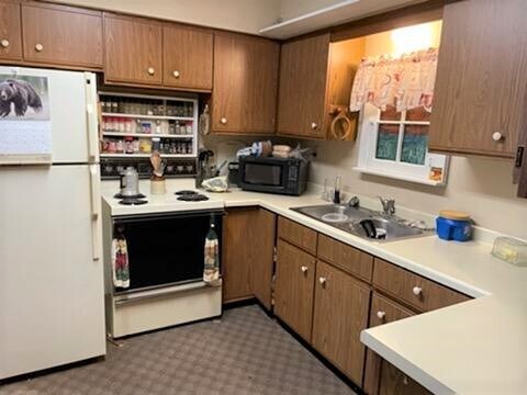 Kitchen - 1321 W Wisconsin Ave