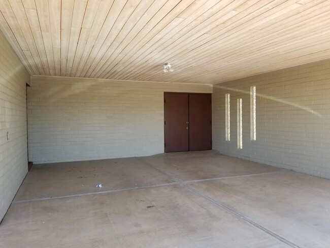 Building Photo - 2 BEDROOM RENTAL IN SUNLAND VILLAGE **MOVE...