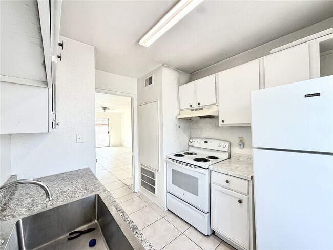 Foto del edificio - 8323 Wilcrest Dr