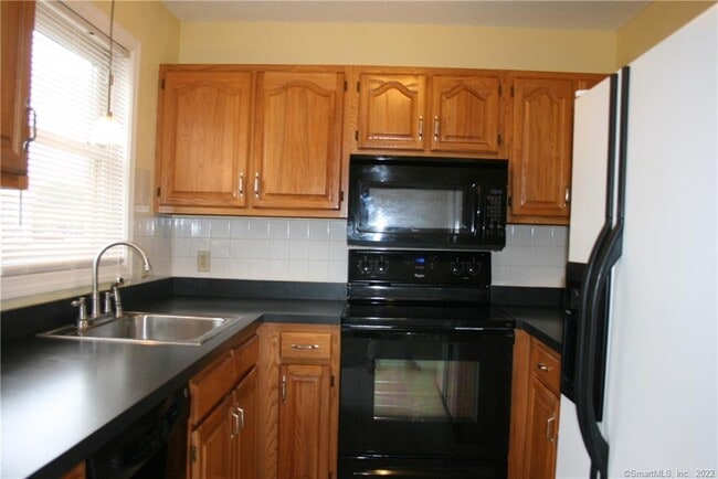 Foto del edificio - 92 Commodore Commons Ct