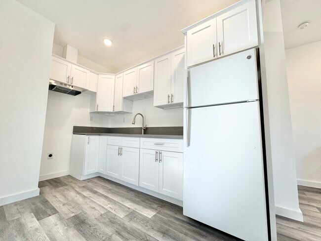 Building Photo - 1411 S Burlington Ave