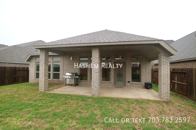 Building Photo - Gorgeous 3 Bedroom 3 Bath Move In Ready!