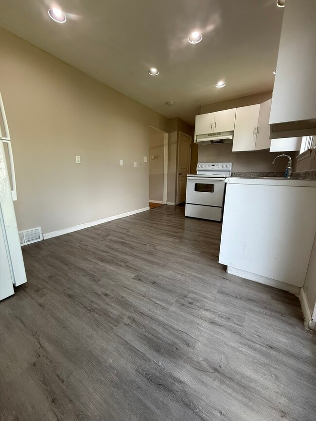 Building Photo - 105 S Christine Cir