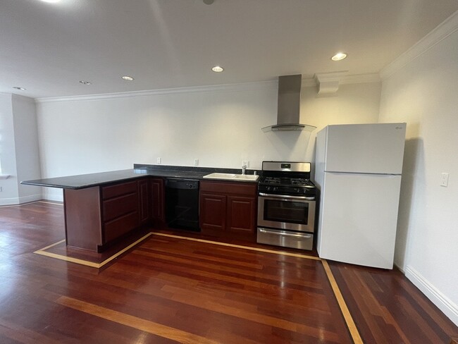 Building Photo - 499 33rd Ave