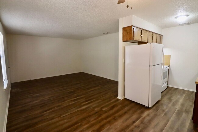 Building Photo - FOR LEASE! Newly Remodeled 2 BR - 1 BA Ups...