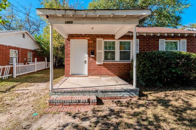 Building Photo - Section 8 welcome! $910 - 2 bed/1 bath hou...