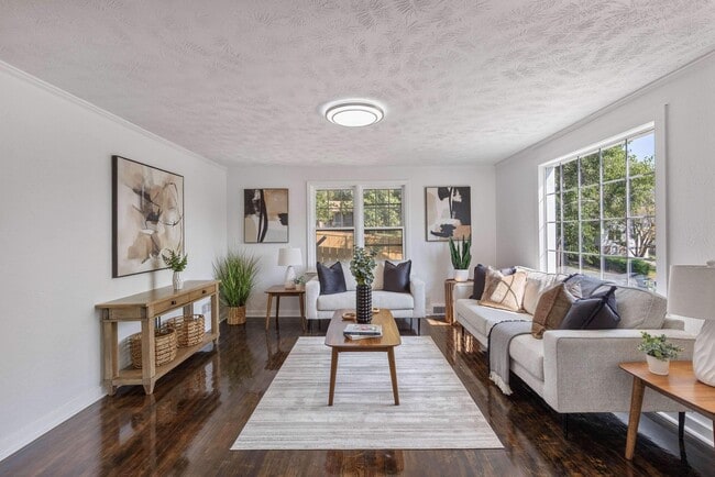 Building Photo - Benson Beauty!