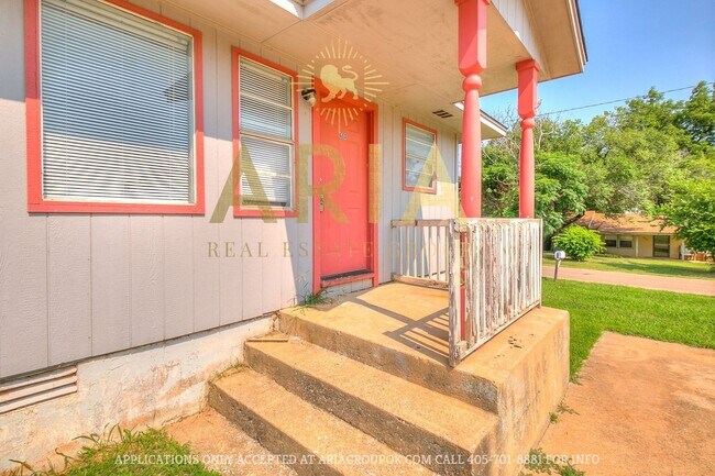 Building Photo - Noble Triplex 600-604