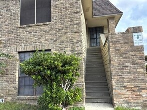 Building Photo - 200 Martingale