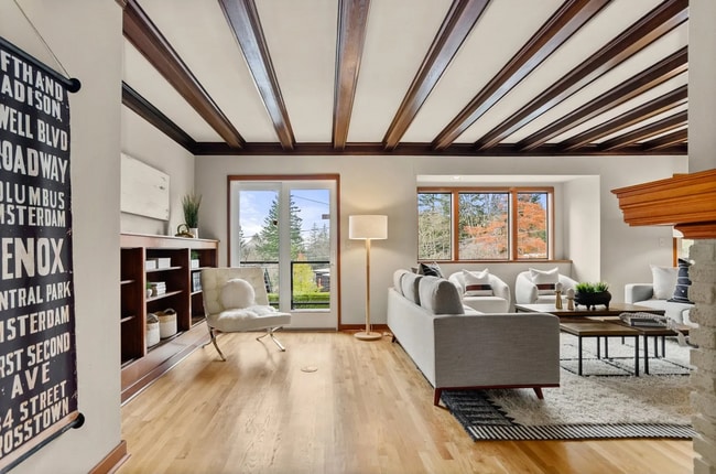 Foto del edificio - Stunning Portland Home with Open Floor Plan, Gourmet Kitchen, and Spa-Like Bathroom!