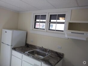 Building Photo - 16 Oak St